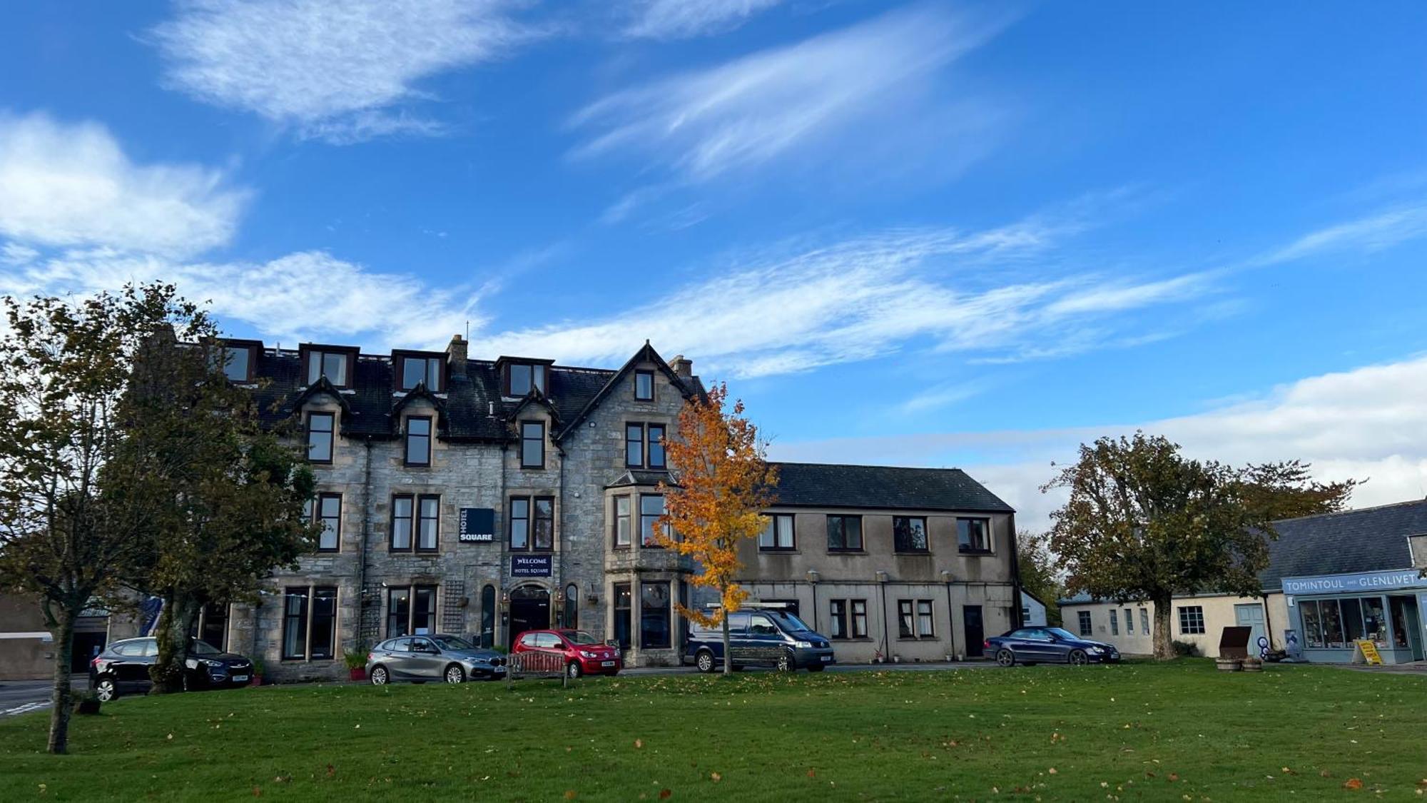 Hotel Square Tomintoul Exterior foto